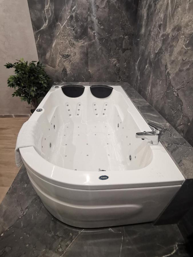 Jacuzzi Apartment Main Square Kraków Eksteriør billede